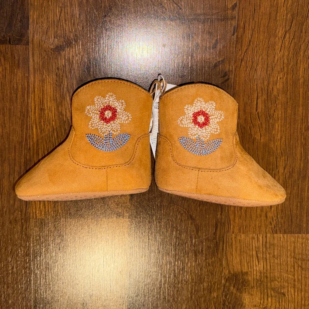 NWT Old Navy Flower Embroidered Moccasin Style Boots (size 6-12 mos)